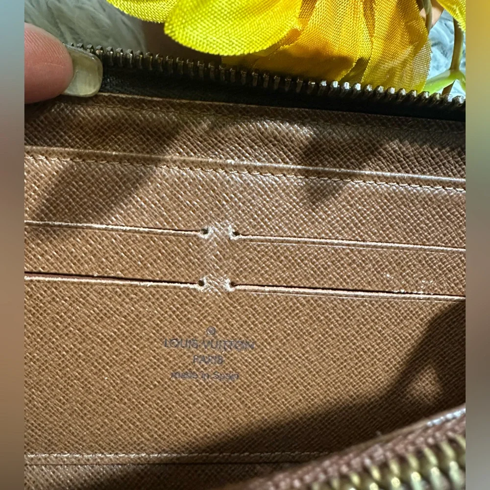Louis Vuitton Monogram Zippy Wallet - Picture 11 of 16
